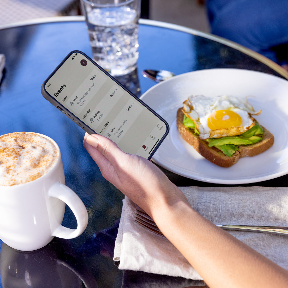 checking the stelo app while eating breakfast